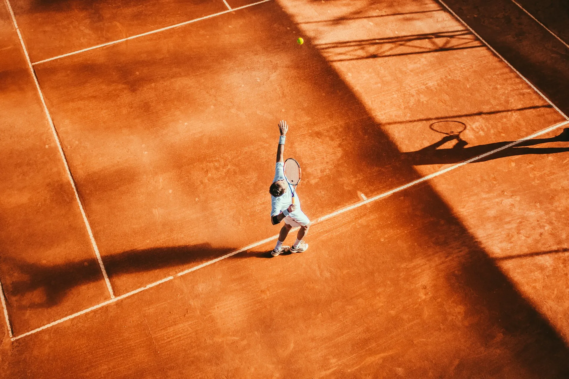 Teren de tenis pe zgură, vedere de sus